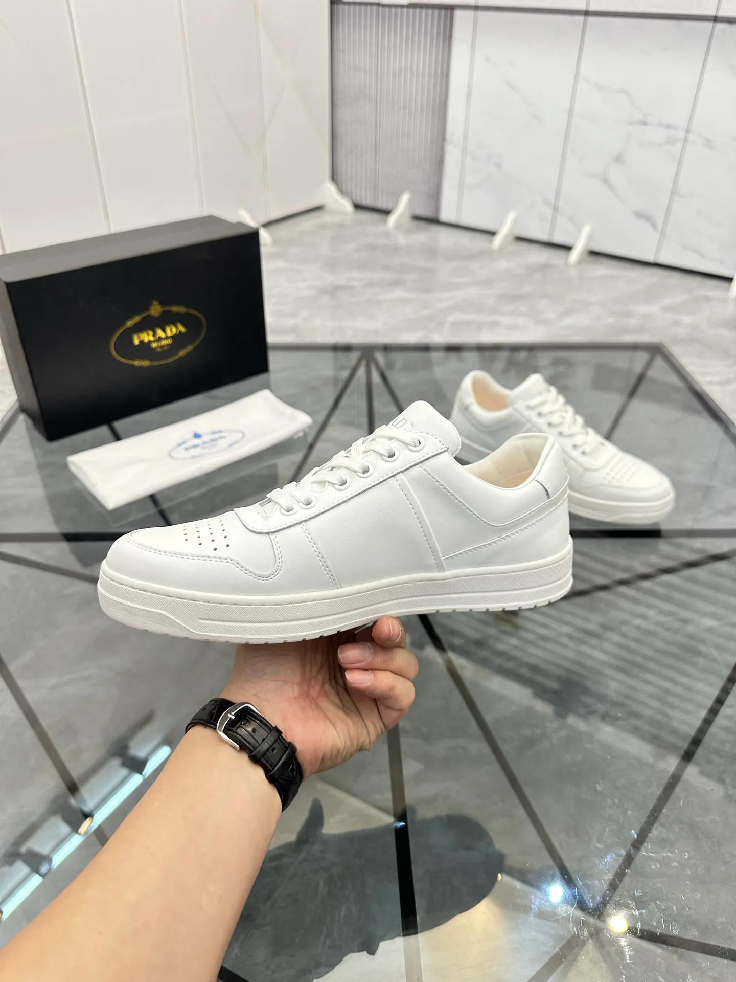 Men's shoes: 💰P400¥ Product trademark: Prada *"Prada*" low-top casual shoes Regular size: 38-44 (can be customized to 45) Product materials: imported cowhide upper, sheepskin lining, original outsole. Number: 020